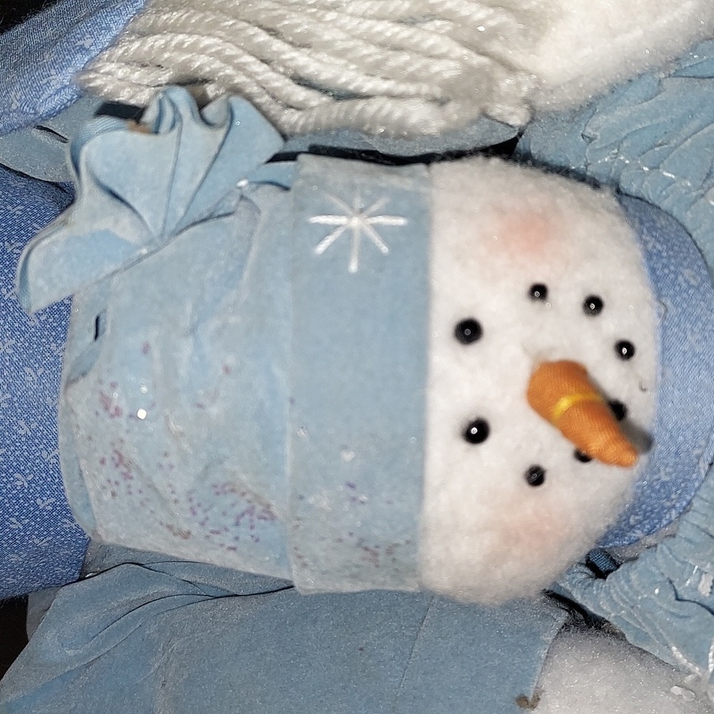 Adorable Plysh Snowman Family Figurine. 10" - Picture 3 of 8